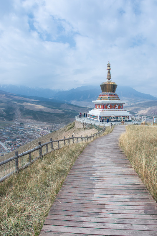 中国青海海北州祁连县卓尔山的藏族佛教佛塔