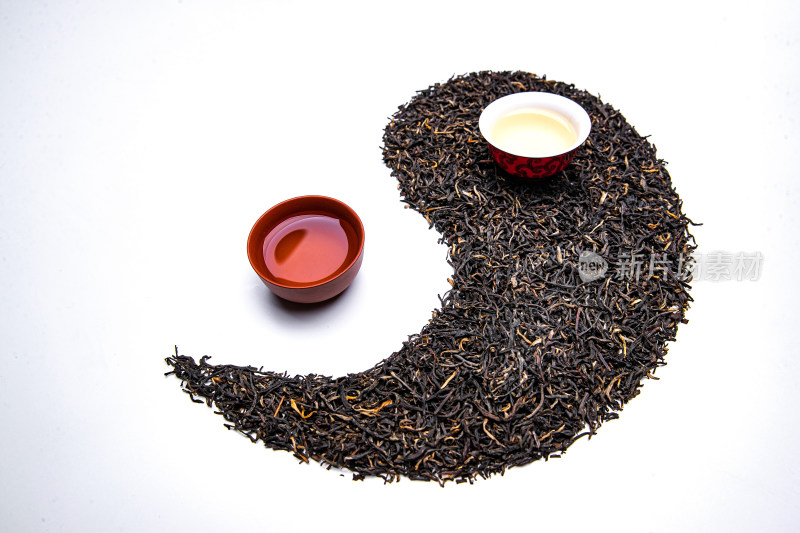 茶叶和茶杯组成的太极图案