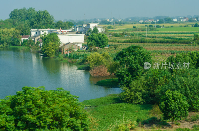 安徽铜陵，围绕河湖的村庄田野