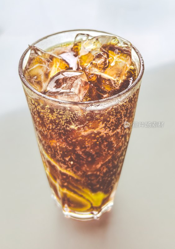 玻璃杯里的冰可乐