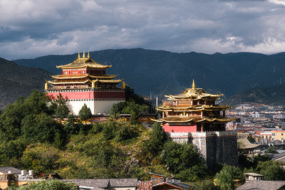 香格里拉独克宗古城大佛寺建筑风光