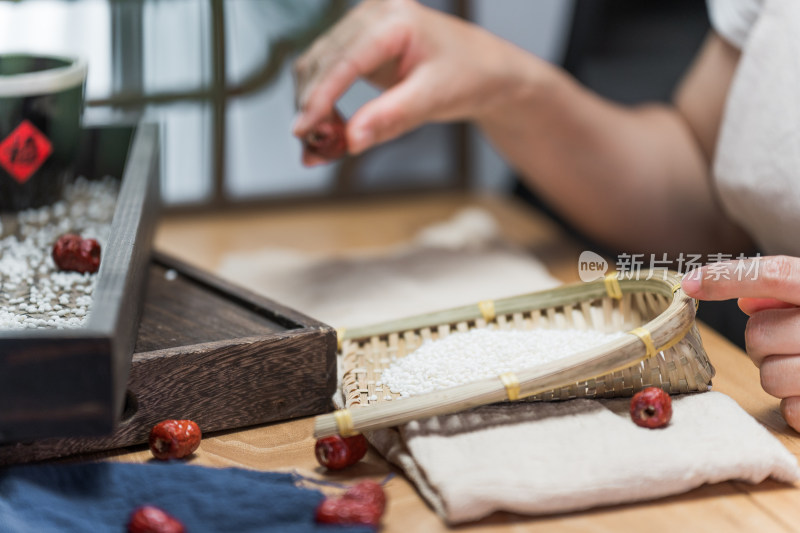手工包制粽子的女性手部特写