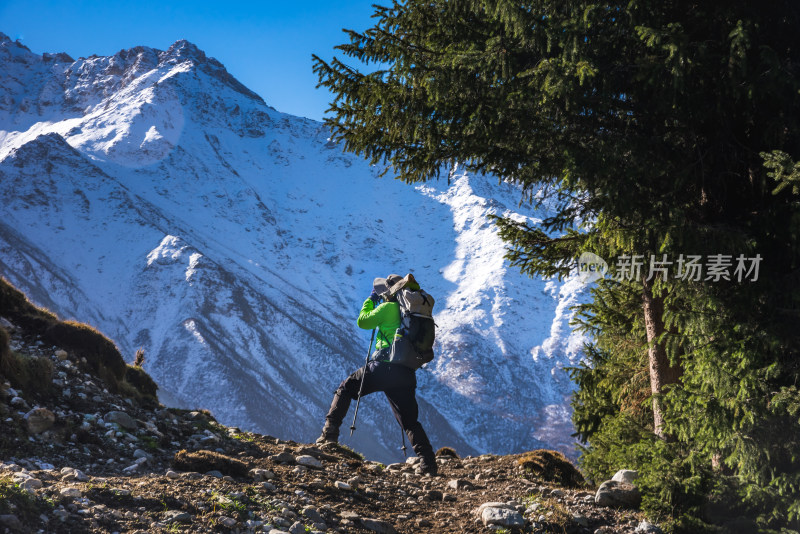 雪山脚下徒步旅行