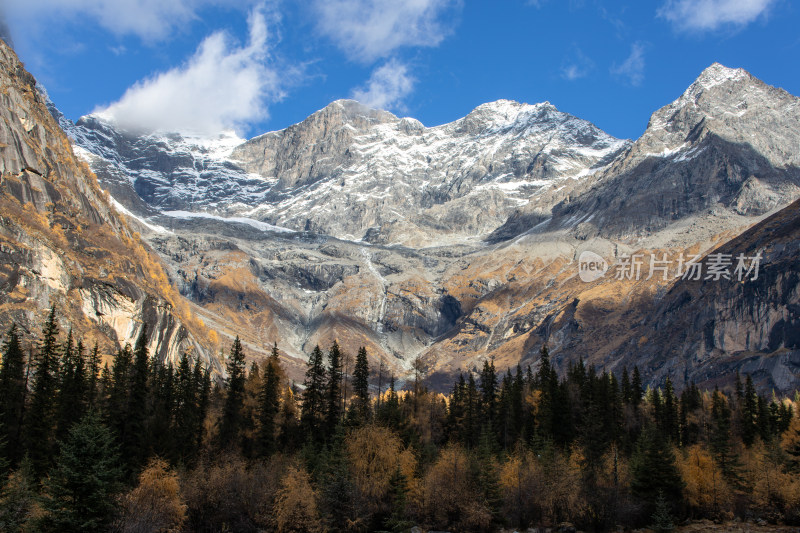 川西四姑娘山双桥沟景区雪山秋色