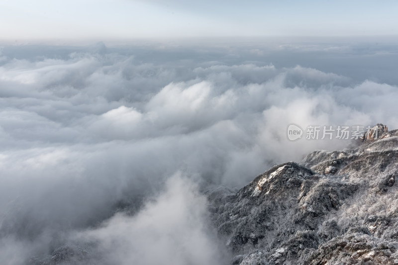 寒冷冬天大山雪后云海阳光航拍