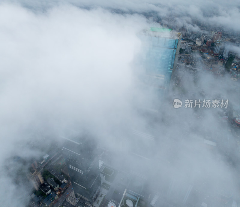 云雾缭绕中的长沙城市高楼鸟瞰景象