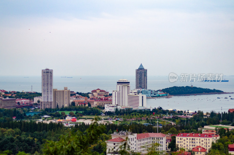 青岛山远眺青岛城市风光