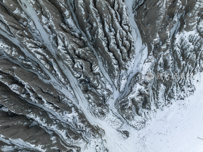 新疆北疆独山子大峡谷纹理雪山高空航拍