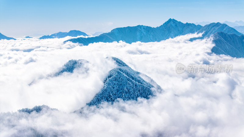 四川成都西岭雪山上空的云海群山航拍