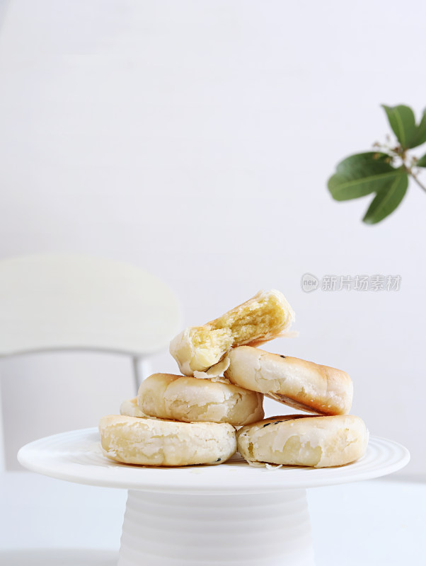 白色桌面上摆放着的潮汕特产美食绿豆饼