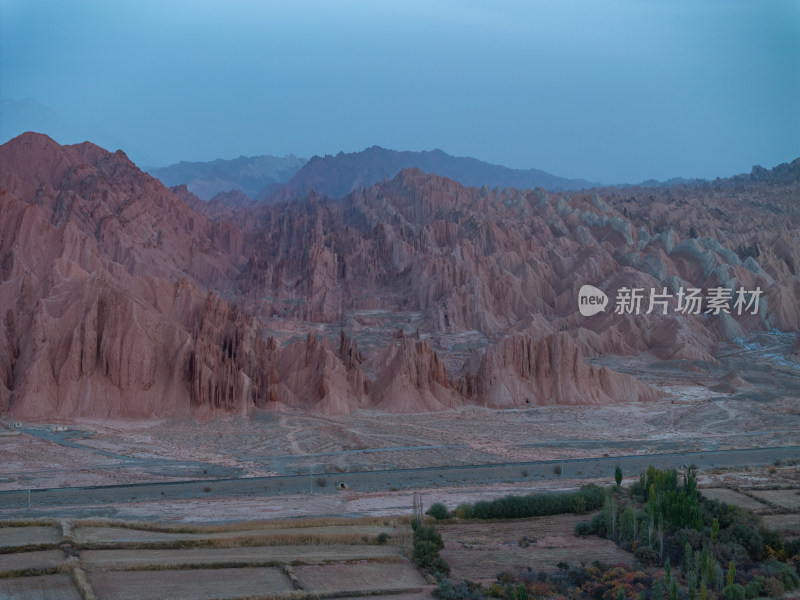 新疆南疆阿克苏库车天山红山石林大峡谷航拍