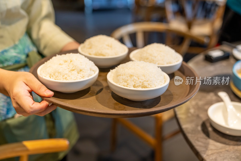 服务员端送四碗米饭
