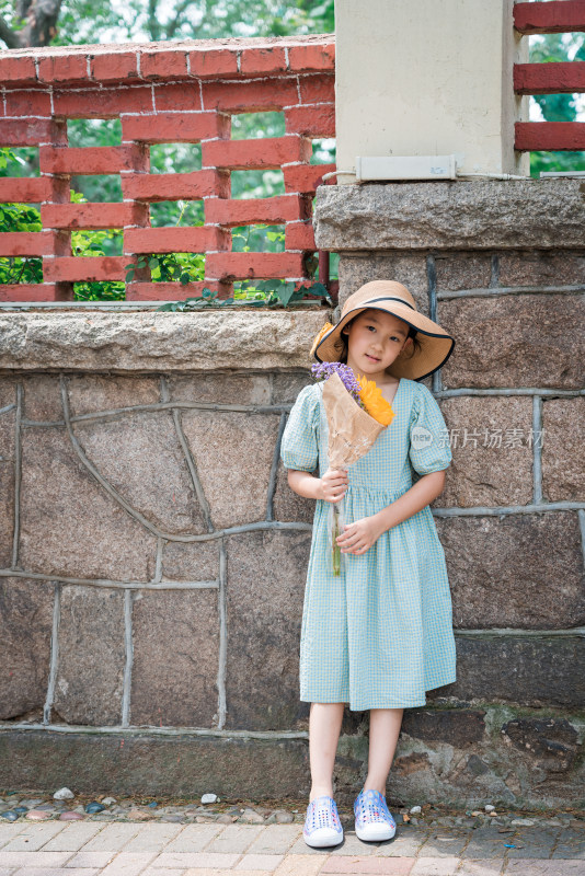 在中国山东青岛八大关景区游玩的女孩