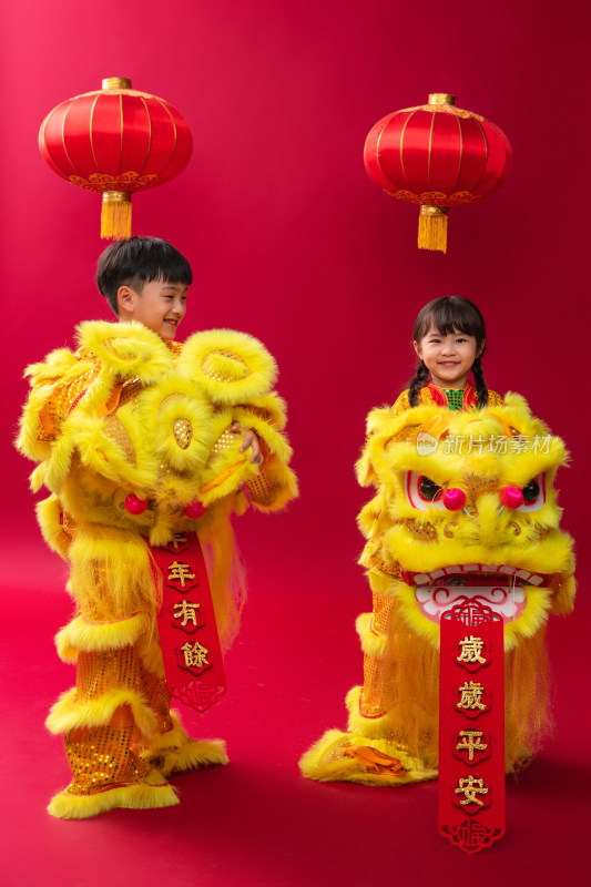 欢乐的男孩女孩舞狮庆祝新年