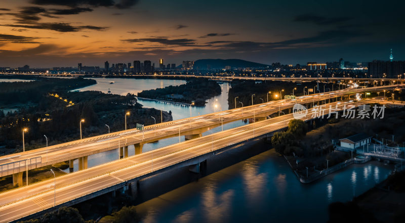 黄昏时分城市高架桥与河流景观