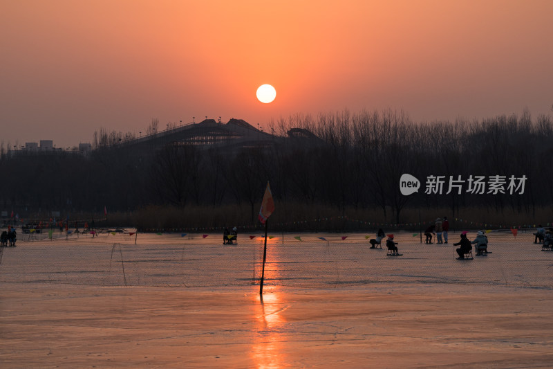 冰冻的湖面夕阳游客滑冰散步