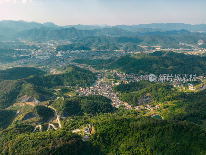 航拍蓝天白云下的青山乡村风光