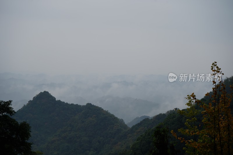 群山对天的景色