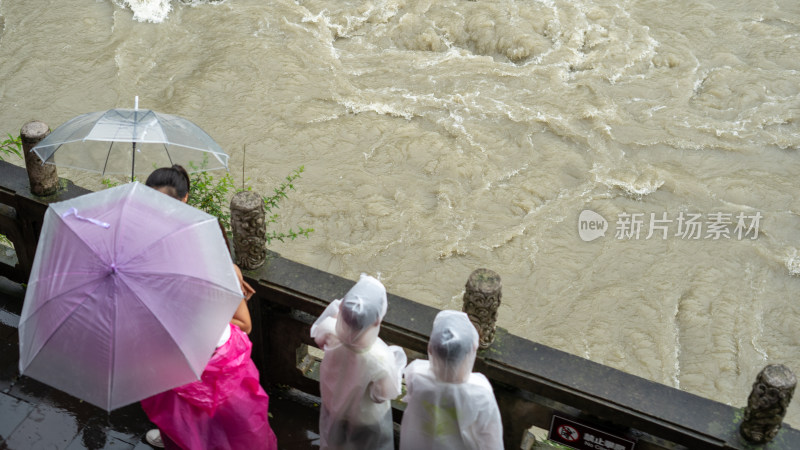 游客们冒雨游览成都都江堰景区