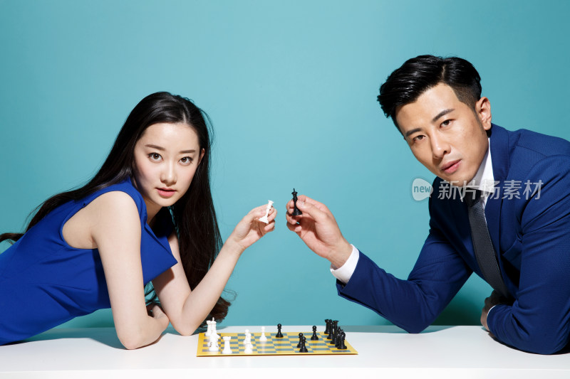 青年商务男女下象棋