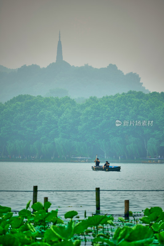 晨雾弥漫的西湖景区