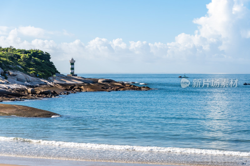 东山岛海边灯塔与礁石风景