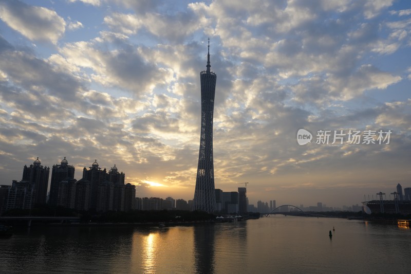 广州塔暮色中璀璨夜景的壮观景象