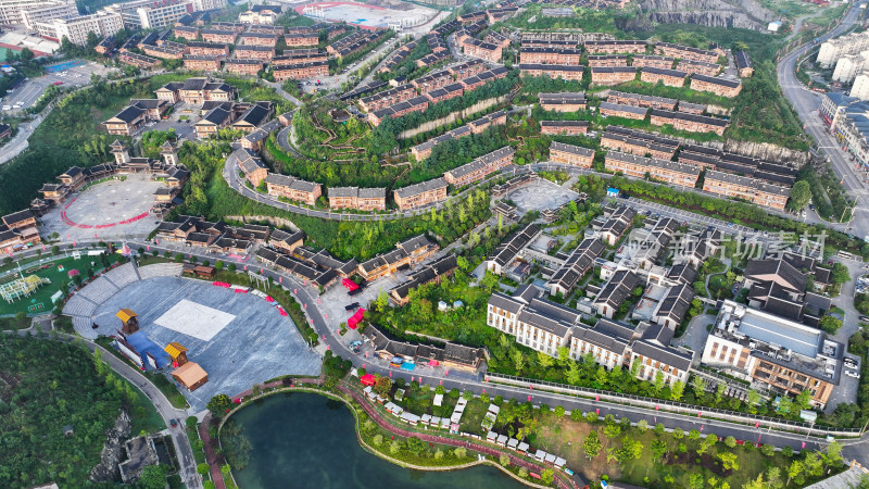 4k航拍晴隆阿妹戚托小镇 云雾缭绕小镇