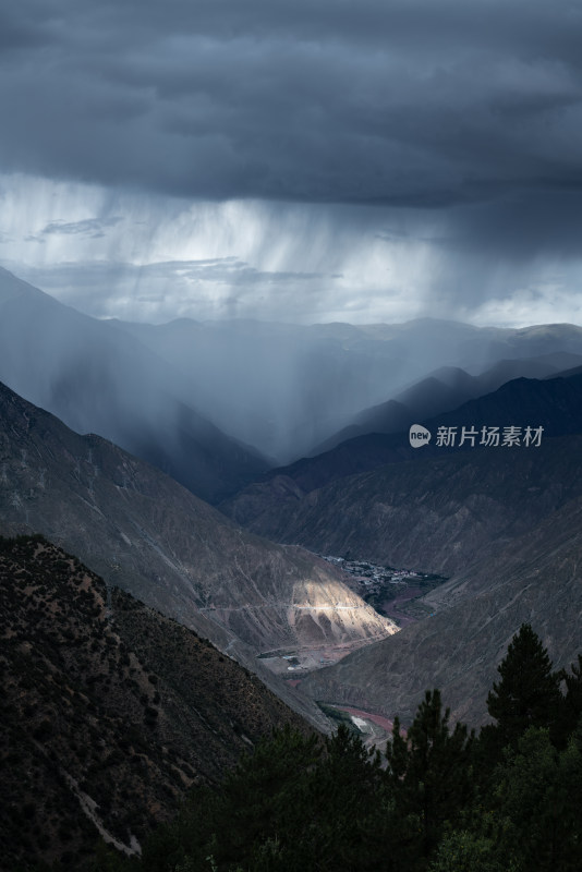 觉巴山遥望雨中的澜沧江河谷