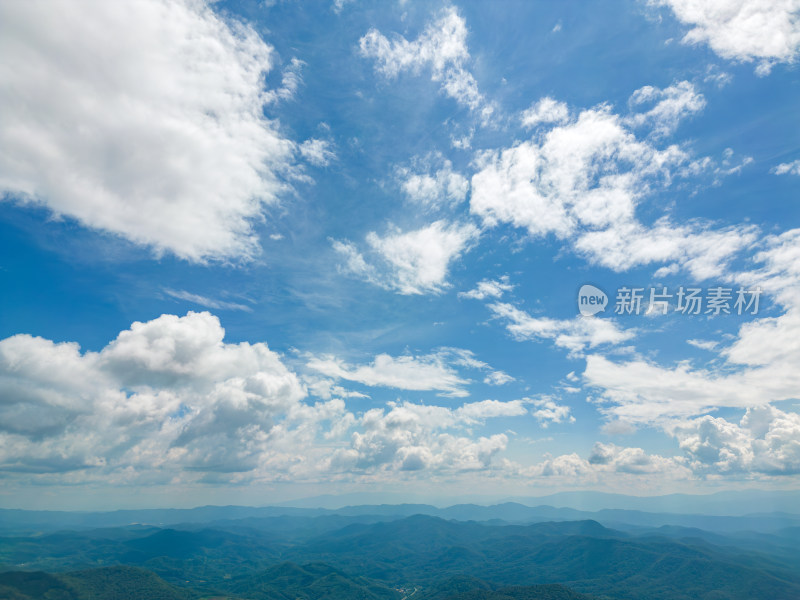 航拍天空高山草甸山脉田园村寨风光