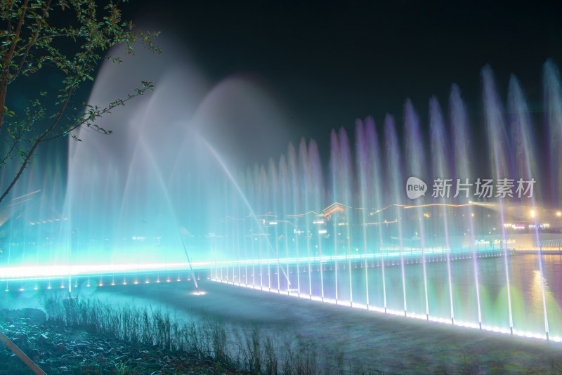 夜晚喷泉中的幻境之桥