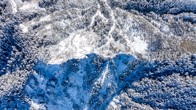 成都西岭雪山景区的阴阳界航拍特写