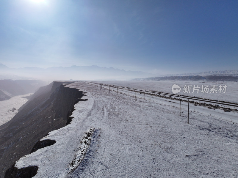 航拍新疆冬季安集海大峡谷雪景雪山山脉河流