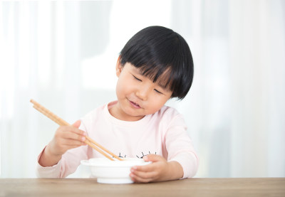 吃饭的黄皮肤孩子