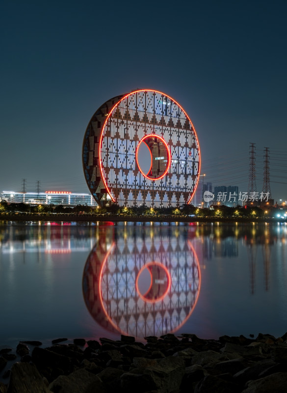 独特圆形建筑广州圆大厦夜景倒影美轮美奂