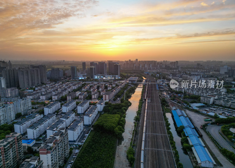 航拍晚霞日落下的昆山城市风光