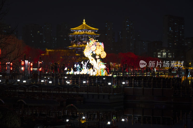 大唐芙蓉园夜间古建筑旁大型灯光艺术