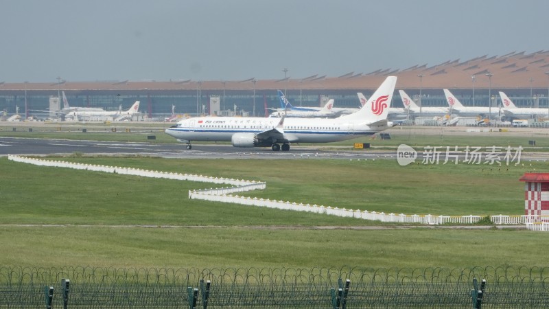 机场跑道上的中国国际航空飞机