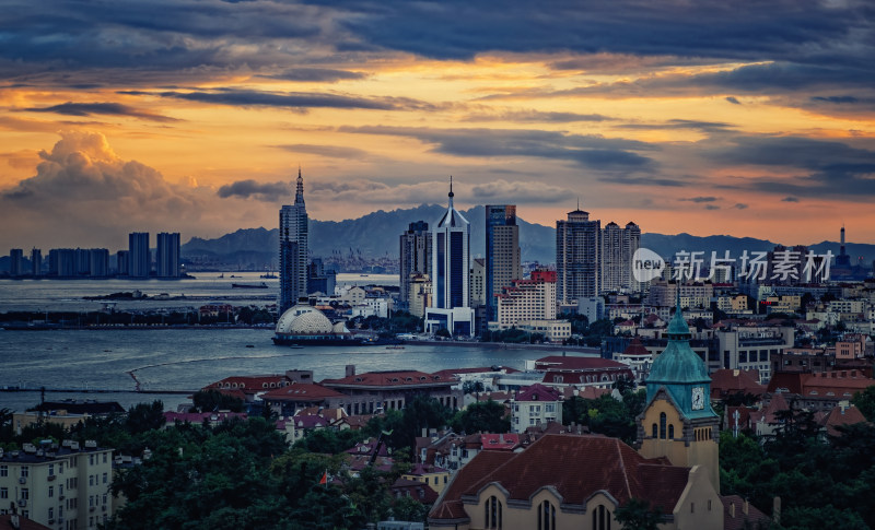 青岛海滨城市黄昏天际线景观