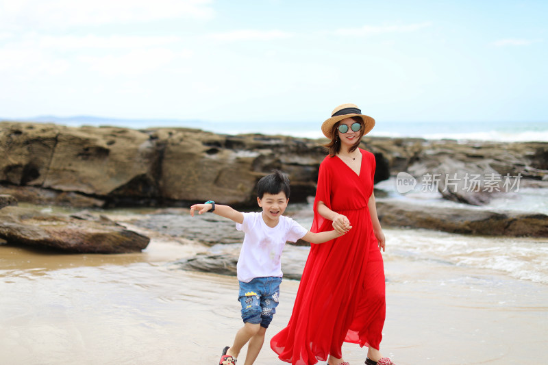 澳大利亚大洋路海边玩耍的中国母子