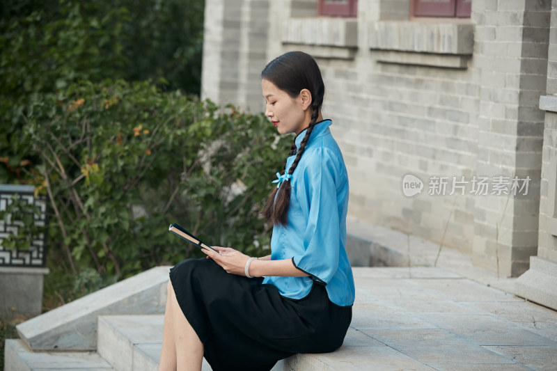 在古城身穿民国学生服饰的女大学生