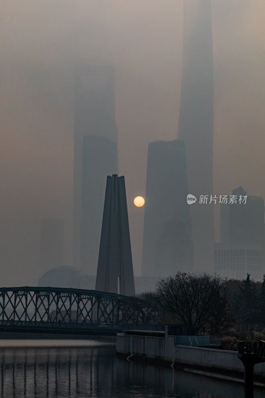 上海外滩外白渡桥陆家嘴城市雾色日出