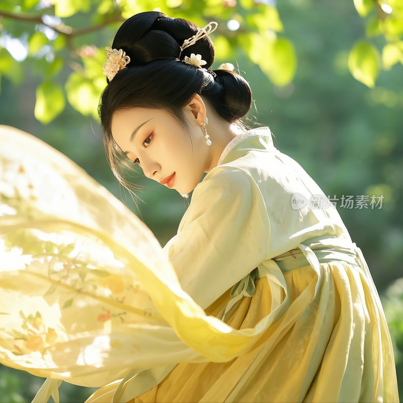 古风女子户外舞动汉服