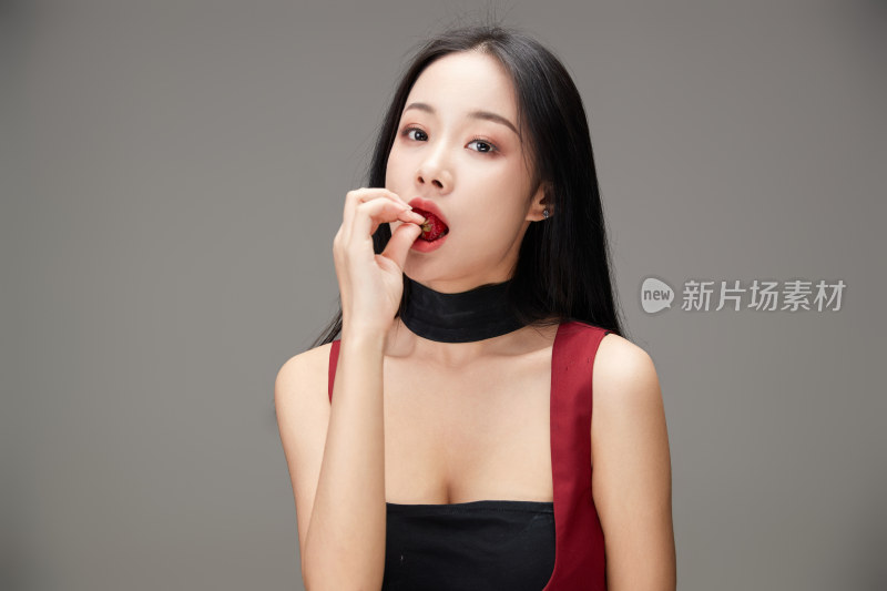 吃水果的亚洲东方长发少女