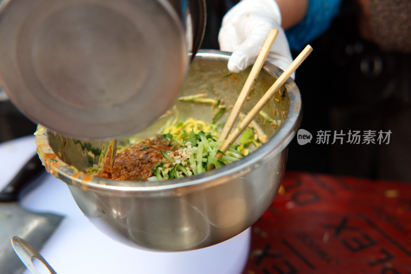 制作夏季传统美食凉皮