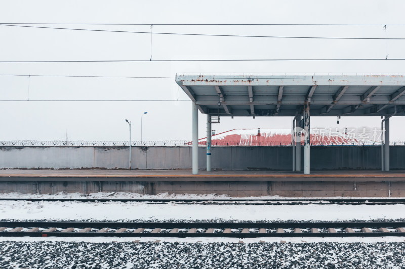 冬季积雪的高铁站台