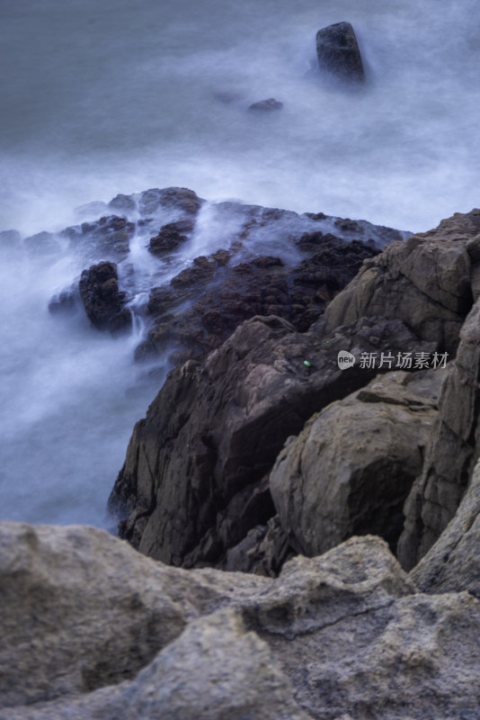 海边礁石受海浪冲击的延时景象
