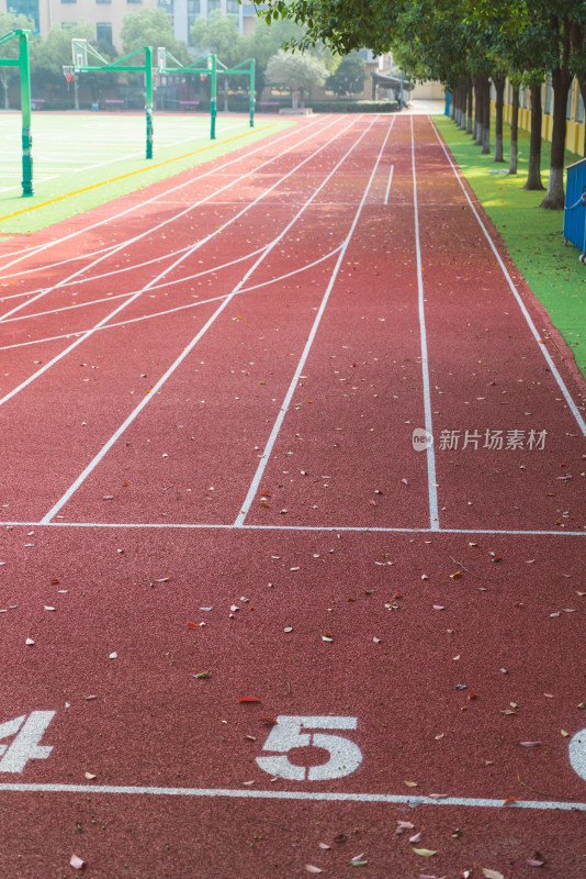 清晨的操场跑道