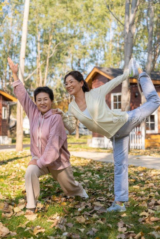 两个老年闺蜜运动健身