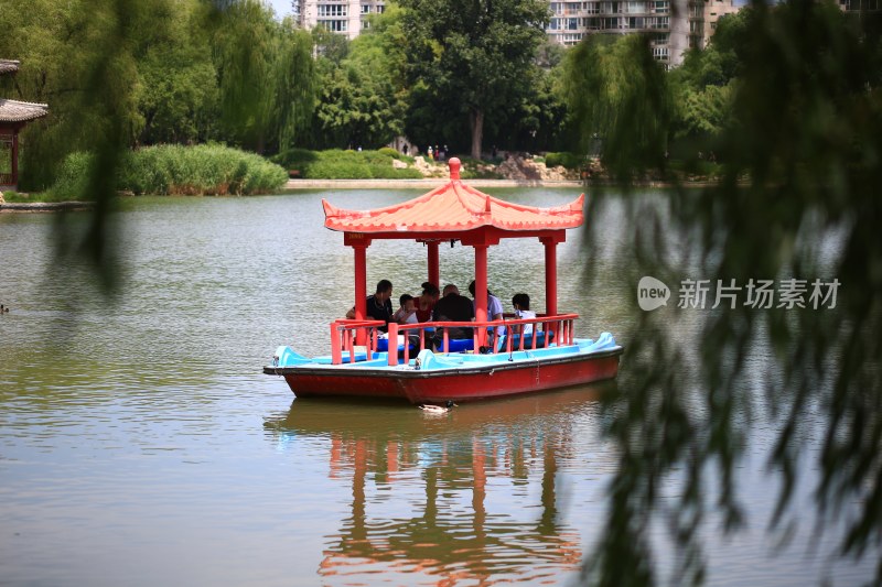 公园湖面中式游船乘客人